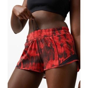 Lululemon Hotty Hot Short II 2.5" Size 6